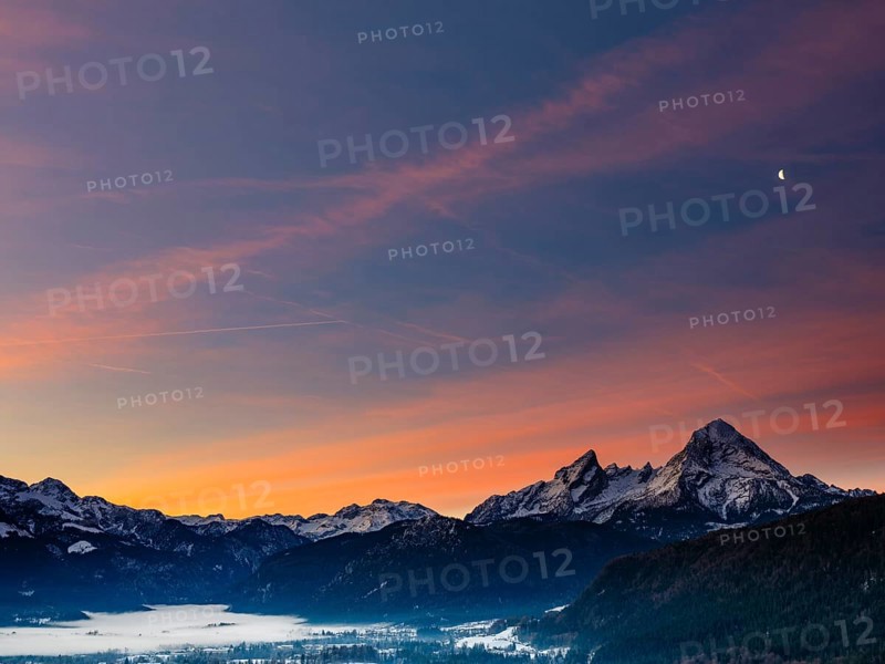 Berchtesgaden basin, behind the Steinernes Meer and Watzmann, dawn, winter landscape, Berchtesgaden, Schönau am Königssee, Berchtesgadener Land, Upper Bavaria, Bavaria, Germany, Europe