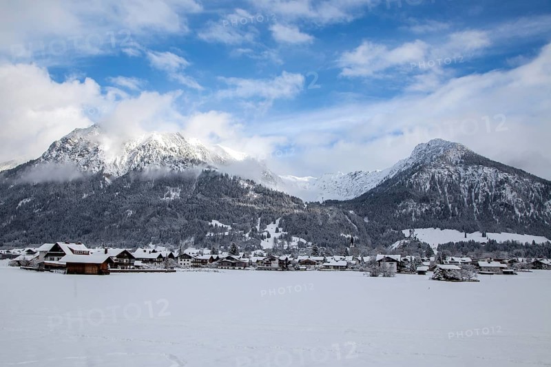 Winter, snowy landscape, view of Oberstdorf, behind Rubihorn, Gaißalphorn and Schattenberg, mountains Allgäu Alps, Oberallgäu, Allgäu, Bavaria, Germany, Europe