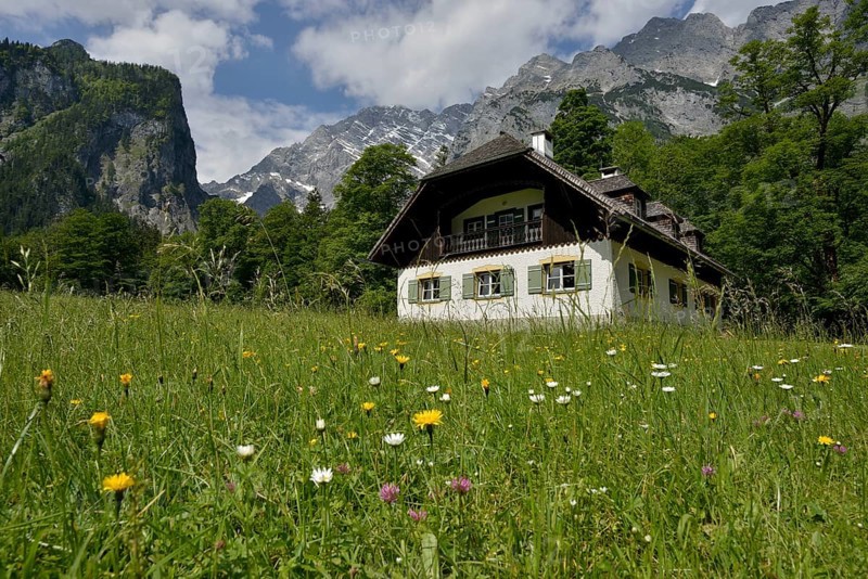 Farmhouse in front of the east wall of the Watzmann, Upper Bavaria, Bavaria, Germany, Europe