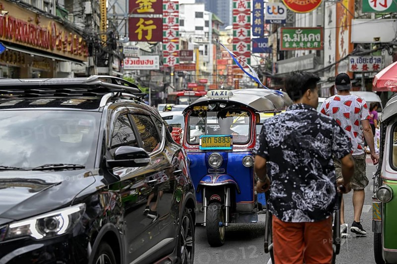 Street scene on Yaowarat Road, China Town, Chinese neighbourhood, Sampheng, Bangkok, Thailand, Asia