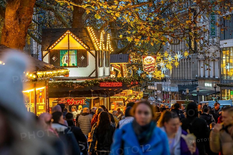 Pre-Christmas season, people, shoppers, visitors to the Christmas market in Essen city centre, Kettwiger Straße, Christmas lights, Essener Lichtwochen, North Rhine-Westphalia, Germany, Europe