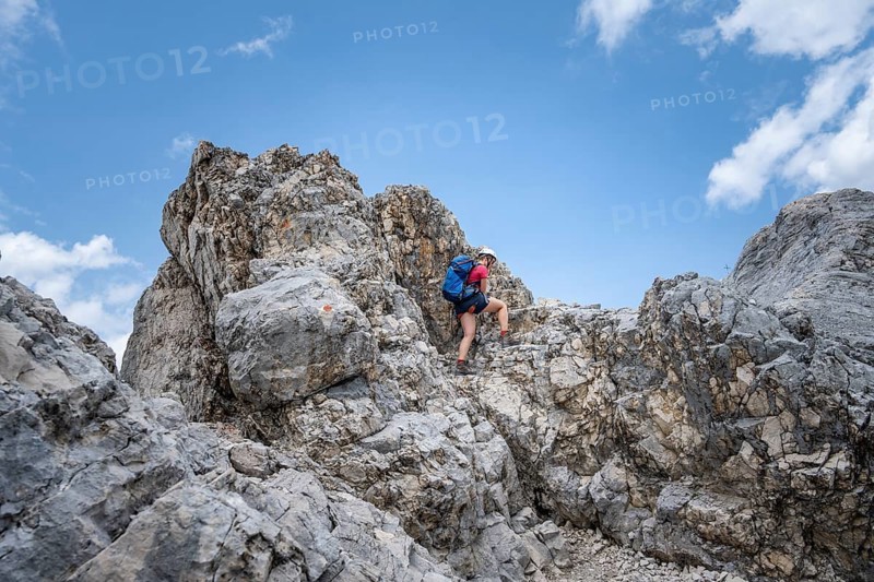 Mountaineer on the Jubiläumsgrat between Zugspitze and Alpspitze, high mountains, Wetterstein range, Bavaria, Germany, Europe