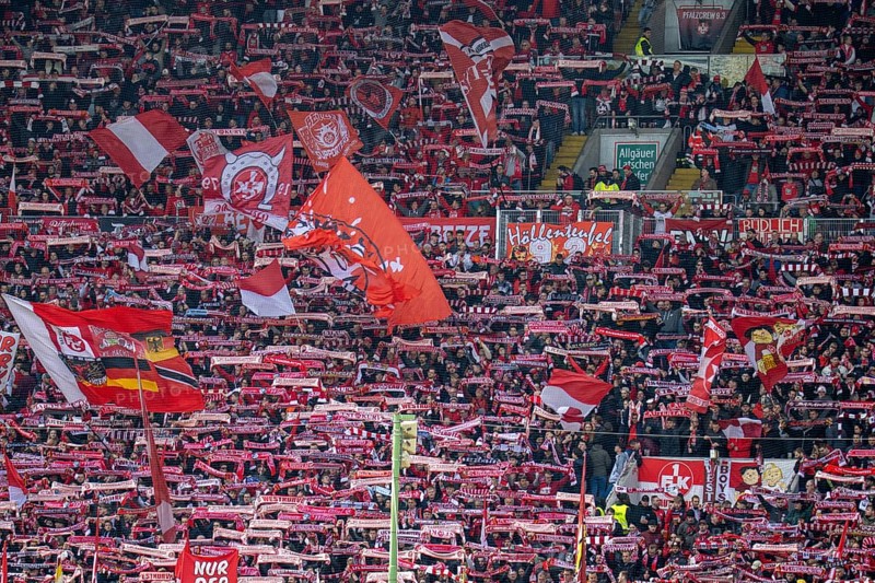 Kaiserslautern, 20/04/2024: Fans in the West Curve of the Fritz Walter Stadium. 42, 168 spectators watched the match against SV Wehen Wiesbaden. The average attendance this season is currently over 43, 000