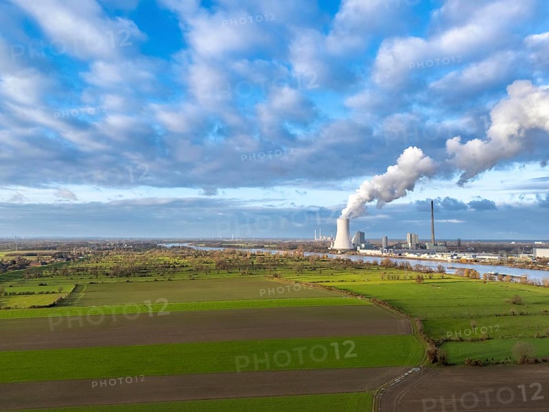 The STEAG coal-fired power plant Duisburg-Walsum, on the site of the former Walsum colliery, on the Rhine, Block 10 in operation, 181 metre high cooling tower, cloud of water vapour and exhaust gases, clean gas discharge, electricity and district heating production, Lower Rhine landscape, Duisburg, North Rhine-Westphalia, Germany, Europe
