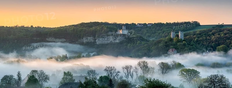 Landscape with the castle ruins Rudelsburg and Saaleck and manor Kreipitzsch, sunrise, morning fog in the Saale valley, near Bad Kösen, Burgenlandkreis, Saxony-Anhalt, Germany, Europe