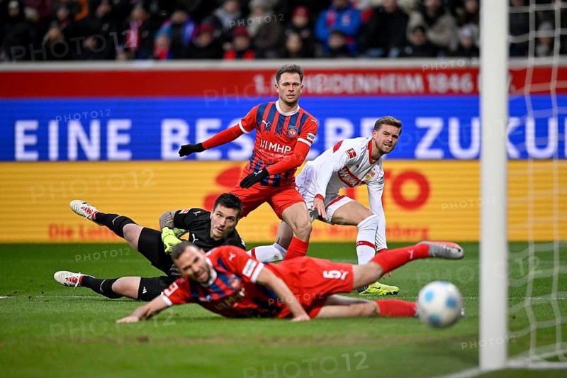Tor tor by Maximilian Mittelstädt VfB Stuttgart (07) against goalkeeper Kevin Müller 1. FC Heidenheim 1846 FCH (01) Leo Scienza 1. FC Heidenheim 1846 FCH (08) Benedikt Gimber 1. FC Heidenheim 1846 FCH (05) Voith-Arena, Heidenheim, Baden-Württemberg, Germany, Europe