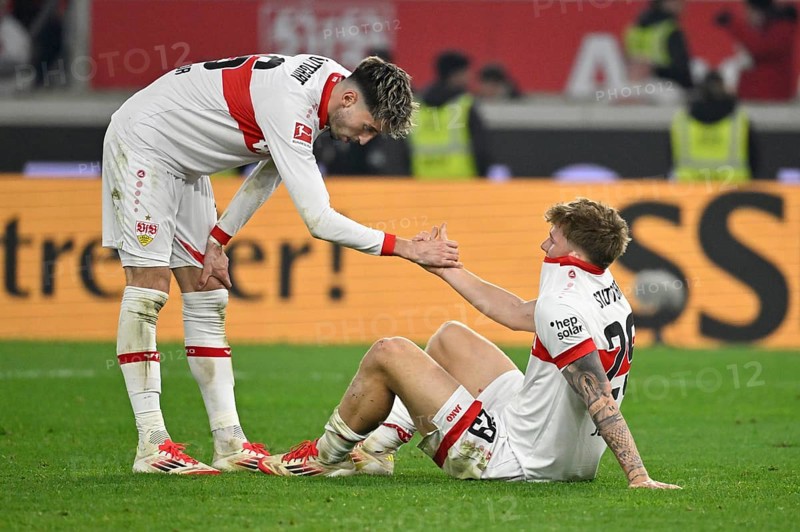 Disappointment for Finn Jeltsch VfB Stuttgart (29) Atakan Karazor VfB Stuttgart (16) Gesture Gesture helps him to his feet MHPArena, MHP Arena Stuttgart, Baden-Württemberg, Germany, Europe