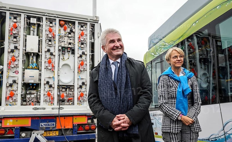 Münster, North Rhine-Westphalia, Germany - Prof. Dr Andreas Pinkwart, Minister of Economics and Innovation of the State of North Rhine-Westphalia, and Dorothee Feller, President of the District Government of Münster, at the refuelling demonstration at Westfalen AG's mobile H2 hydrogen filling station. The system enables the hydrogen refuelling of vehicles with fuel cells, whether buses, trucks, trains or vehicles on construction sites, in logistics, in ports or at airports