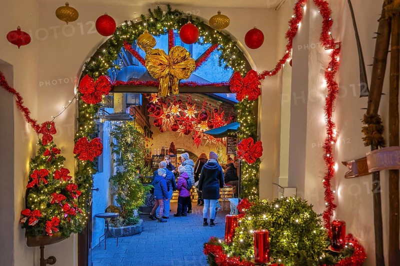 Christmas decorated passage to the mulled wine stand in the side passage at the Christmas market, Bad Tölz, Isartal, Upper Bavaria, Bavaria, Germany, Europe