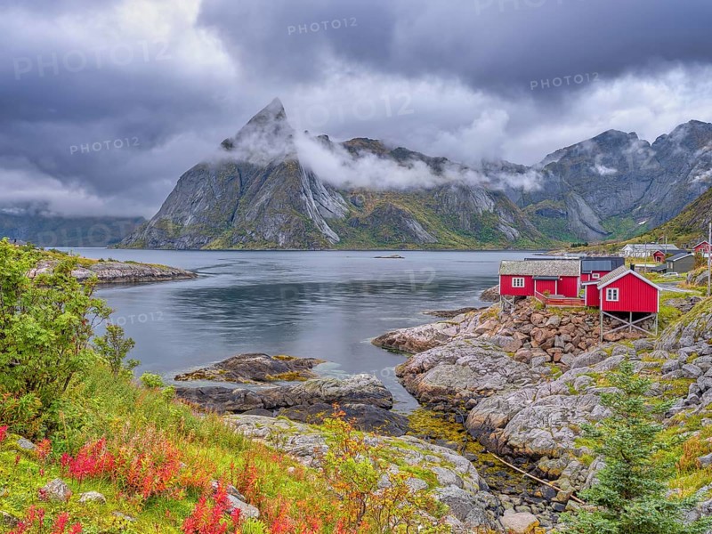 Rorbuer in Hamnoy, Mount Olstinden, Moskenesoya, Lofoten, Norway, Europe