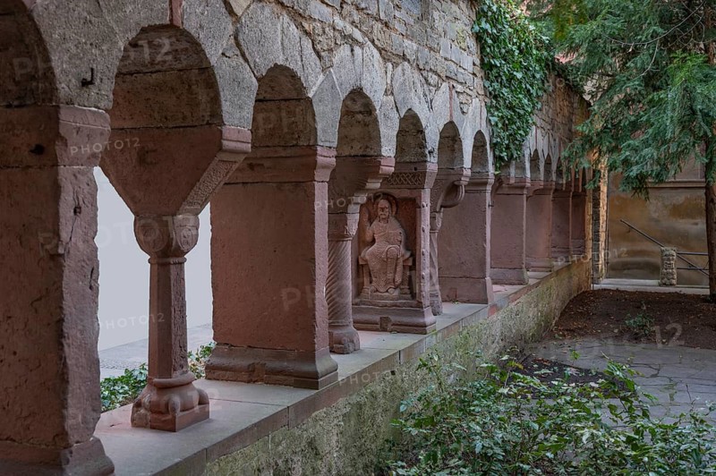 Late Romanesque cloister in the Lusamgärtchen, where Walter von der Vogelweide was buried around 1230, Martinstraße 4, Würztburg, Lower Franconia, Bavaria, Germany, Europe