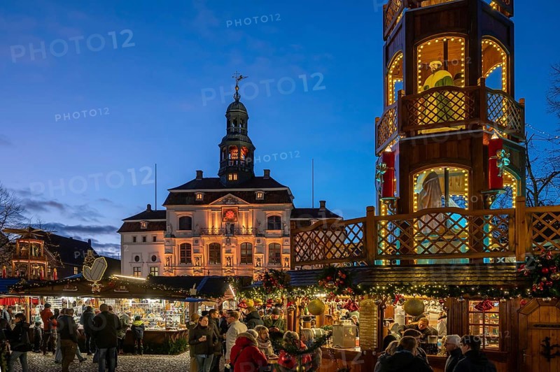 Christmas market with large Christmas pyramid on the market square, behind the historic town hall, Lüneburg, Lower Saxony, Germany, Europe