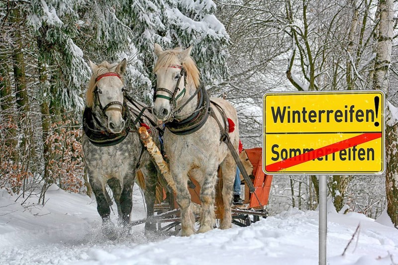 Humour picture, winter tyre sign, horse-drawn sleigh in the snow, attention sign, joke, irony