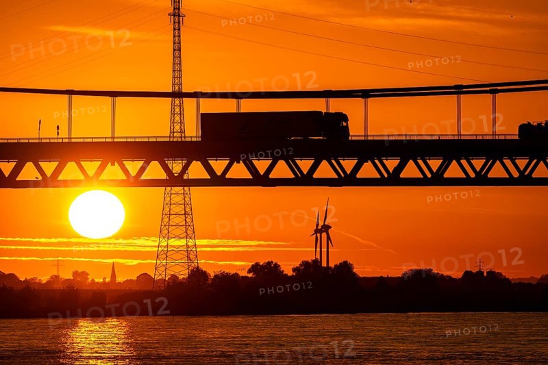 Traffic on the Rhine bridge Emmerich, federal road B220, evening light, with 803 m the longest suspension bridge in Germany shortly in front of the Dutch border, Rhine kilometre 853, 2 it is the northernmost German Rhine bridge, North Rhine-Westphalia, Germany, Europe