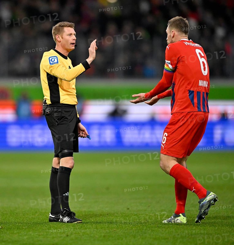 Referee Referee Christian Dingert Gesture Gesture Cautioned Patrick Mainka 1. FC Heidenheim 1846 FCH (06) Voith-Arena, Heidenheim, Baden-Württemberg, Germany, Europe