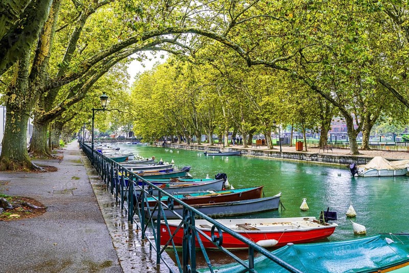 Boats at waterfront of city of Annecy, Departement Haute-Savoie, region Auvergne-Rhône-Alpes, France, Europe