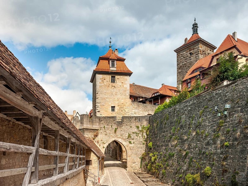 The Kobolzell Tor tor with battlements and Kobolzell tower, Rothenburg ob der Tauber, Franconia, Bavaria, Germany, Europe