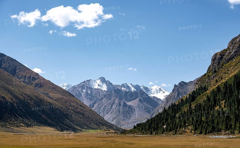 Picturesque mountain valley, mountain landscape with white mountain peaks, Tian Shan Mountains, Issyk-Kul, Kyrgyzstan, Asia