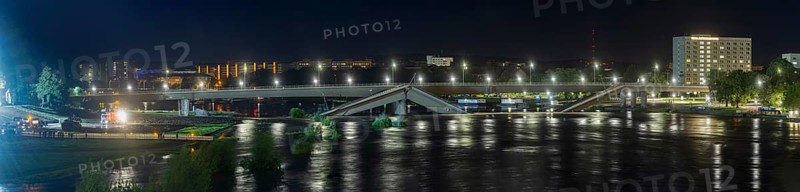 In the early hours of the morning, a section of the Carola Bridge collapsed for unknown reasons. Over a length of around 100 metres, the section on which the trams normally run has collapsed into the Elbe. The partial demolition has been completed. The flood waters are rising, partial collapse of the Carola Bridge in Dresden, Dresden, Saxony, Germany, Europe