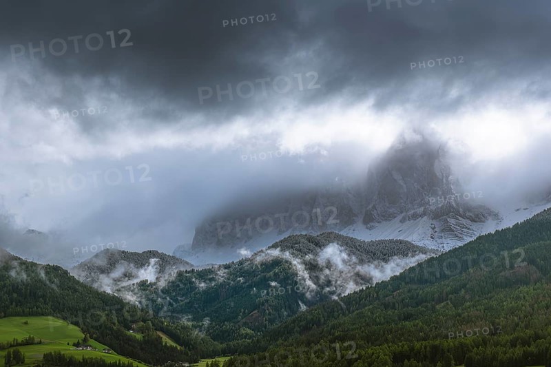 View of the cloudy Peitlerkofel group, Dolomites, St.Peter, Villnöß, Funes, Villnößtal, South Tyrol, Italy, Europe