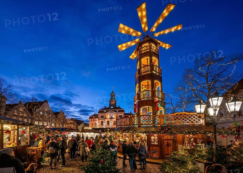 Christmas market with large Christmas pyramid on the market square, behind the historic town hall, Lüneburg, Lower Saxony, Germany, Europe