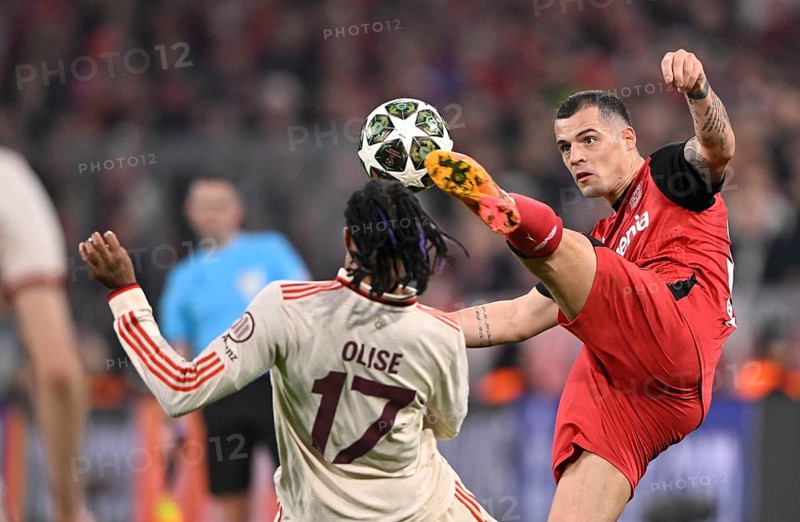 Duel, action Michael Olise FC Bayern Munich FCB (17) v Granit Xhaka Bayer 04 Leverkusen (34) UEFA Champions League Allianz Arena, Munich, Bavaria, Germany, Europe
