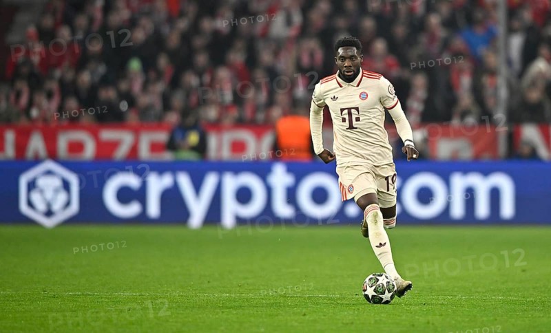 Alphonso Davies Bayern FC Munich FCB (19) Action on the ball perimeter advertising CRYPTOCOM UEFA Champions League Allianz Arena, Munich, Bavaria, Germany, Europe