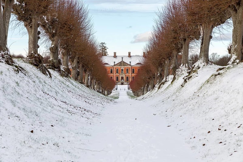 Festonallee in the snow, view of the main building of Bothmer Castle, Klütz, Mecklenburg-Vorpommern, Germany, Europe
