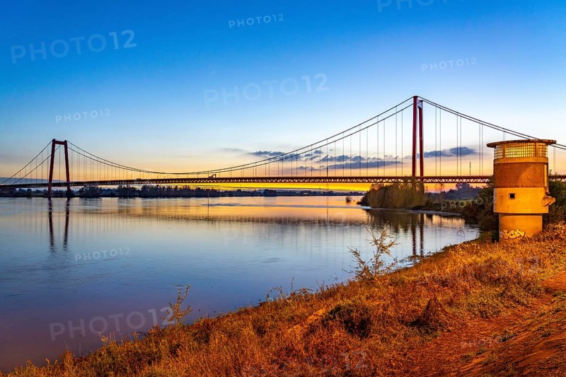 The Emmerich Rhine Bridge, federal road B220, evening light, at 803 m the longest suspension bridge in Germany just in front of the Dutch border, Rhine kilometre 853, 2 it is the northernmost German Rhine bridge, North Rhine-Westphalia, Germany, Europe