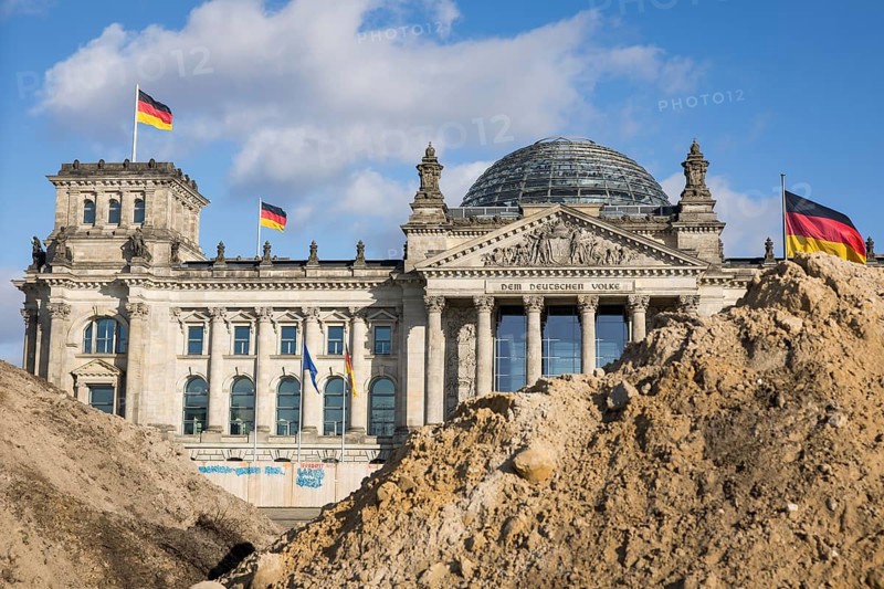 Reichstag building in Berlin Mitte behind Sandbergen due to construction work on the Platz der Republik on 01.03.2025. A visitor tunnel and an aha trench are currently being built in front of the parliament building to increase security
