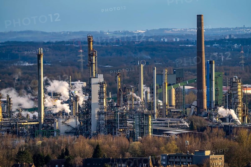 Ruhr Öl GmbH, BP Gelsenkirchen refinery, in GE-Horst, production of products from mineral oil, petrol, diesel, paraffin, view over the district Beckhausen, Gelsenkirchen, North Rhine-Westphalia, Germany, Europe