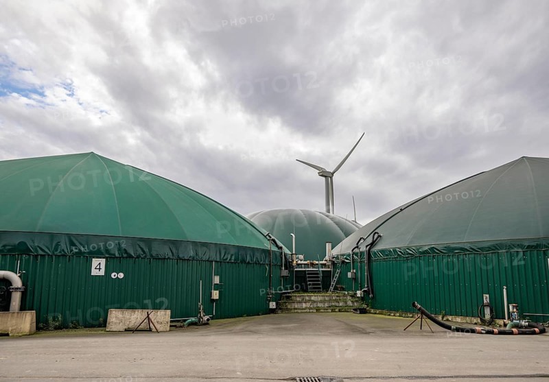 Biogas plant, the gas is produced from various biomass, including waste from the food industry, the electricity is generated in combined heat and power plants with the biogas produced and fed into the grid, the heat is sent to 70 households via a local heating network, part of the gas is processed and fed into the Thyssengas gas network, Anröchte, North Rhine-Westphalia, Germany, Europe