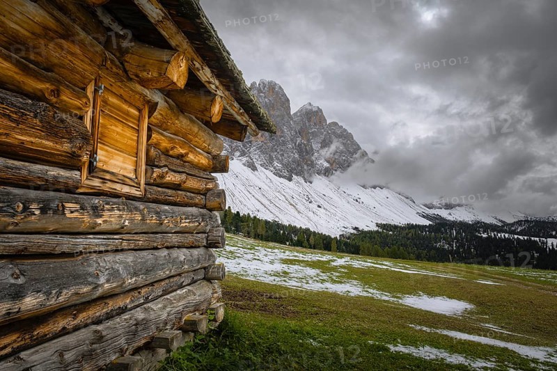 View past a mountain hut to a part of the Geisler Group from the Gampenwiese, Dolomites, snow, Puez-Geisler nature park Park, St. Magdalena, Funes, Villnöss Valley, South Tyrol, Italy, Europe