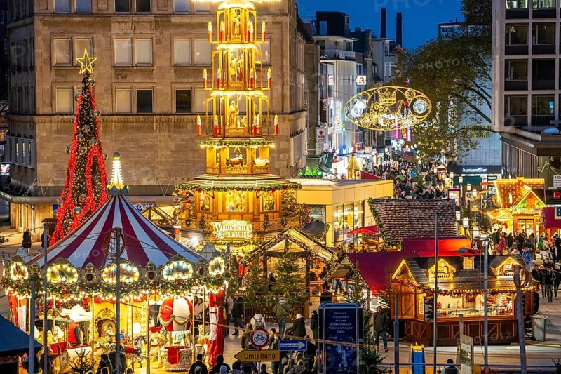 Pre-Christmas season, Christmas market in the city centre of Essen, Willy-Brandt-Platz, pedestrian zone Kettwiger Straße, Christmas lighting, Essener Lichtwochen, North Rhine-Westphalia, Germany, Europe