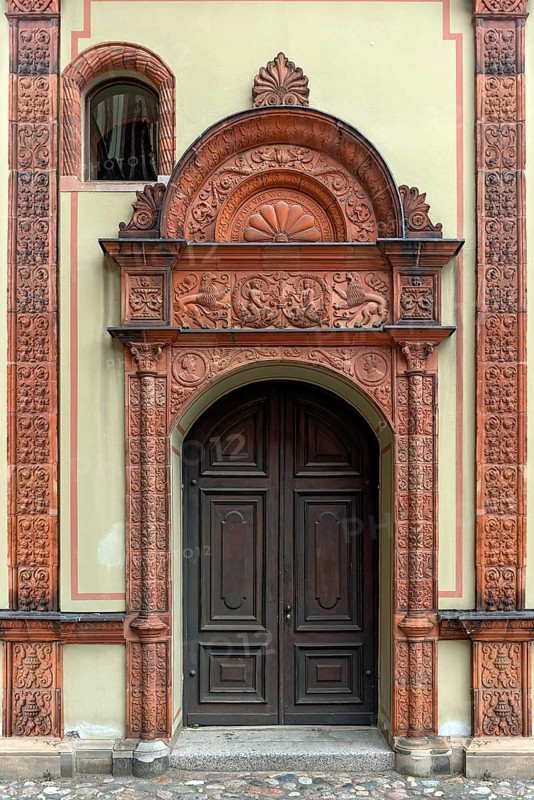 Entrance door in the Italian Renaissance style from 1555, in the inner courtyard of the former Fürstenhof, summer residence of the Dukes of Mecklenburg, today the district court, Vor dem Fürstenhof 1, Wismar, Mecklenburg-Vorpommern