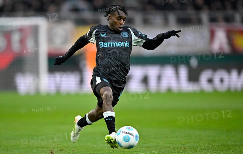 Jeremie Frimpong Bayer 04 Leverkusen (30) Action on the ball WWK Arena, Augsburg, Bavaria, Germany, Europe