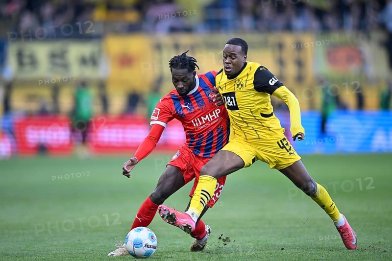 Duel, action Jamie Bynoe-Gittens Borussia Dortmund BVB (43) against Omar Haktab Traore 1. FC Heidenheim 1846 FCH (23) Voith-Arena, Heidenheim, Baden-Württemberg, Germany, Europe