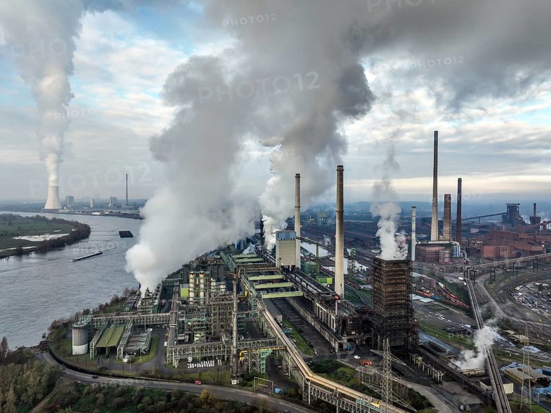 Duisburg, Ruhr area, North Rhine-Westphalia, Germany, ThyssenKrupp Steel Europe, steelworks with coking plant Schwelgern KBS thyssenkrupp Steel in Duisburg-Marxloh on the Rhine, at the back left the STEAG Walsum power plant, a coal-fired power plant in Duisburg-Walsum. Theme picture: COP28, the United Nations Climate Change Conference 2023, will take place in Dubai from 30 November to 12 December. At the 2015 climate summit in Paris, the international community agreed on the 1.5-degree target to avert a climate catastrophe, Europe