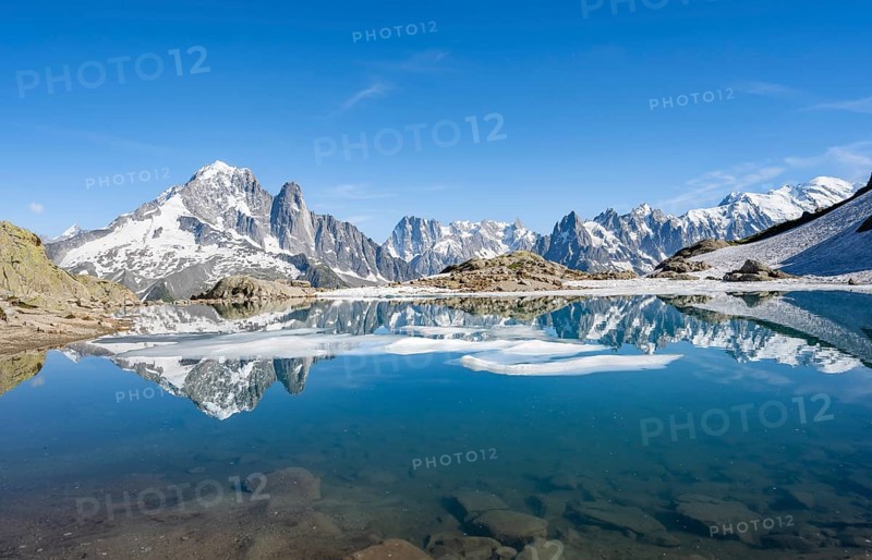 Mountain landscape with mountain lake, water reflection in Lac Blanc, mountain peak, Aiguille Verte, Grandes Jorasses, Aiguille du Moine, Mont Blanc, Mont Blanc massif, Chamonix-Mont-Blanc, Haute-Savoie, France, Europe