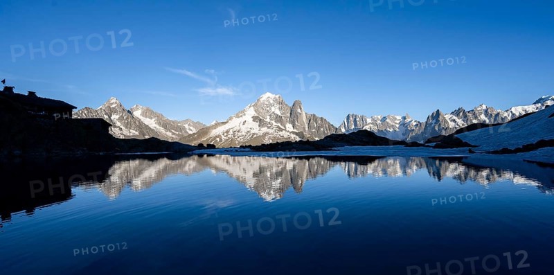 Mountain landscape in the evening light, water reflection in Lac Blanc, mountain peak, Aiguille Verte, Grandes Jorasses, Aiguille du Moine, Mont Blanc, Mont Blanc massif, Chamonix-Mont-Blanc, Haute-Savoie, France, Europe