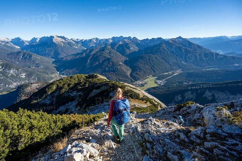 Mountaineer descending the summit of the Große Arnspitze, mountain panorama with Karwendel mountains, autumnal mountain landscape, near Scharnitz, Bavaria, Germany, Europe