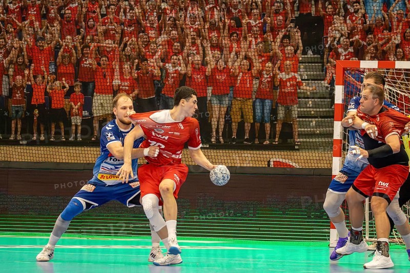 30.10.2024, 2nd HBL (German Handball League), Matchday 10: Eulen Ludwigshafen against VfL Lübeck-Schwartau. Picture: Consistent defensive work by Lübeck