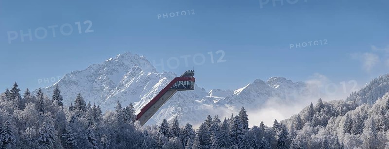 Mountain panorama over the Freibergsee in winter, near Oberstdorf, behind the Heini-Klopfer ski jump, Allgäu Alps, Oberallgäu, Allgäu, Bavaria, Germany, Europe