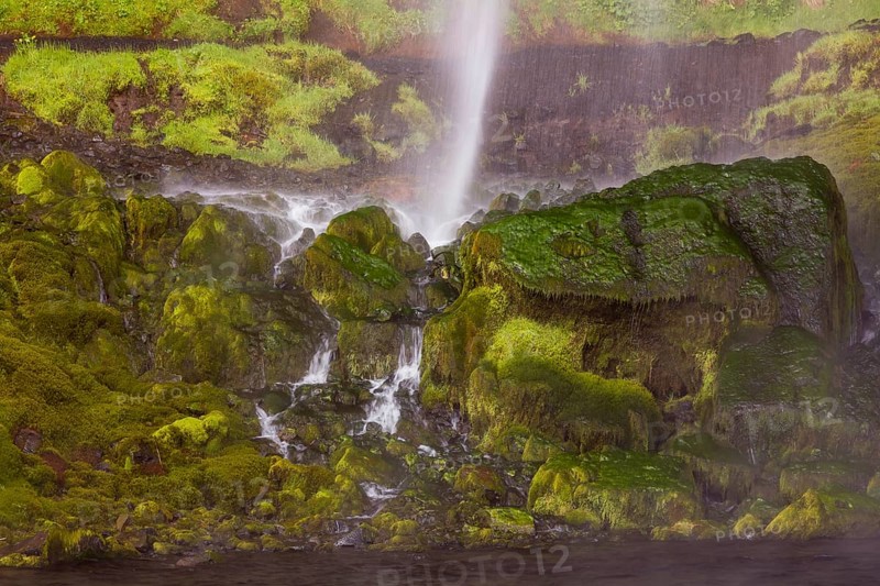 Waterfall Seljalandsfoss, 60 m high, located in southern iceland