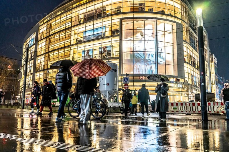 Schadowstraße, city centre, shopping street, pedestrian zone, winter, rainy weather, P&C clothing department stores', passers-by, Düsseldorf, North Rhine-Westphalia, Germany, Europe