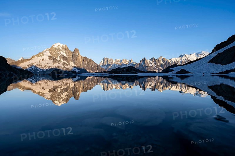 Mountain landscape in the evening light, water reflection in Lac Blanc, mountain peak, Aiguille Verte, Grandes Jorasses, Aiguille du Moine, Mont Blanc, Mont Blanc massif, Chamonix-Mont-Blanc, Haute-Savoie, France, Europe