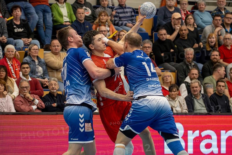 30.10.2024, 2nd HBL (German Handball League), Matchday 10: Eulen Ludwigshafen against VfL Lübeck-Schwartau. Picture: Consistent defensive work by Lübeck