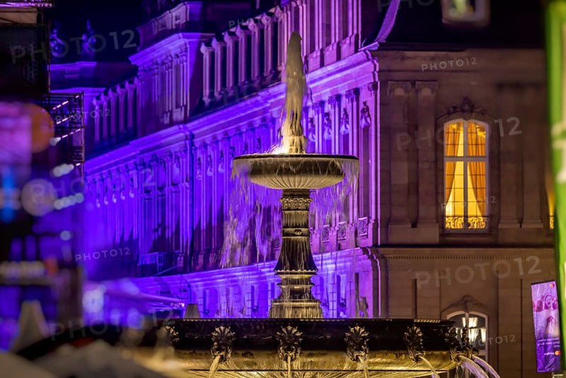 Court of honour on Schlossplatz. The New Palace and fountain are illuminated. Stuttgart, Baden-Württemberg, Germany, Europe