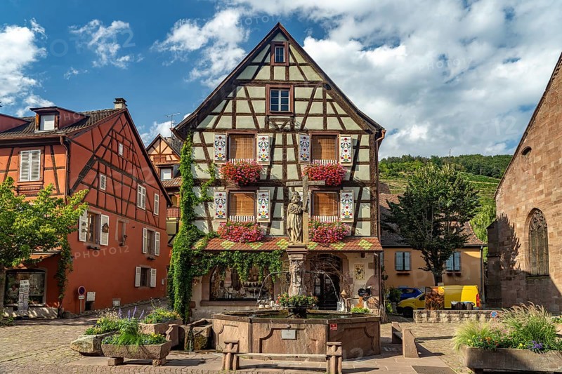 Constantine Fountain and half-timbered houses in Kaysersberg, Alsace, France, Europe