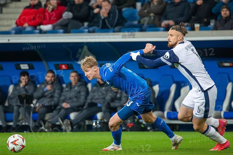 Football UEFA Europa League, 2024/25 season, matchday 7: TSG Hoffenheim v Tottenham Hotspur. Picture: Duel between Max Moerstedt (33, Hoffenheim) and Radu Dragusin (6, Tottenham)